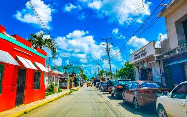 Quintana Roo Mexico 'daki Kantunilkin Lazaro Cardenas' ta sokak evleri ve kamusal alanlarla küçük bir köyden geçiyor..