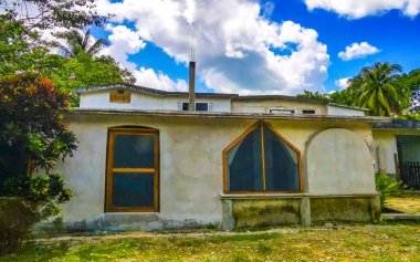 Köyden geçerken Quintana Roo Mexico 'daki Solferino Lazaro Cardenas' ta halka açık binalar ve tropikal ormanlar var..