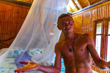 Güneydoğu Asya 'daki Ao Nang Amphoe Mueang Krabi Tayland' daki tropikal bambu kulübesinde mutlu bir adam..