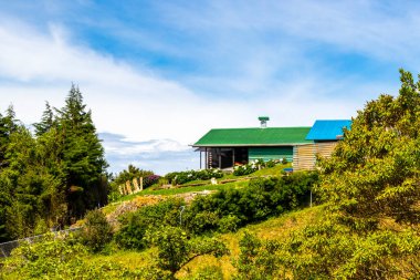 Orta Amerika 'da Para Heredia Kosta Rika' da bir dağ köyünde bahçeli tipik bir çiftlik evi..