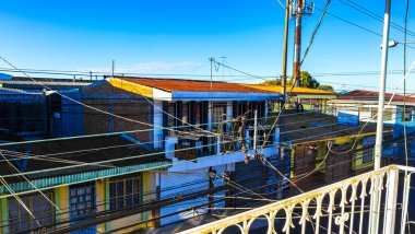 Trafik kaldırımları olan tipik cadde araba mağazaları ve Orta Amerika Alajuela Kosta Rika 'daki insanlar.