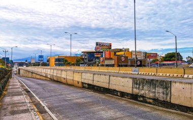 Trafik kaldırımları olan tipik cadde araba mağazaları ve Orta Amerika Alajuela Kosta Rika 'daki insanlar.
