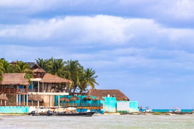 Playa del Carmen Quintana Roo Meksika 'daki sahil barı ve tekneleri..