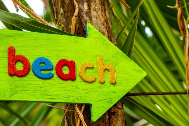 Playa del Carmen Quintana Roo Meksika plajında yön tabelası.