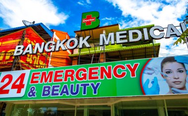 Ao Nang Krabi Tayland 17 numara. Ekim 2018 Bangkok Medica Tıp İşaret Dükkanı Güneydoğu Asya 'daki Ao Nang Amphoe Mueang Krabi Tayland' daki turist caddesinde..