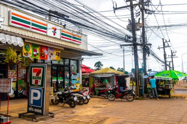 Ao Nang Krabi Tayland 19 numara. Ekim 2018 7 11 11 mağaza girişi ve Güneydoğu Asya 'daki Ao Nang Amphoe Mueang Krabi Tayland' da imza..