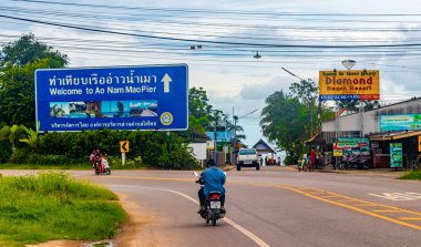 Ao Nang Krabi Tayland 19 numara. Ekim 2018 'de Ao Nam Mao Rıhtımı' na giden yol insanlarla dolu. Güneydoğu Asya 'da Ao Nang Amphoe Mueang Krabi Tayland' da arabalar inşa ediliyor..