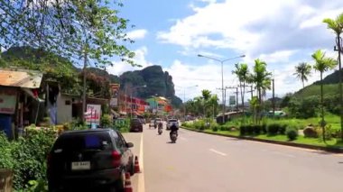 Ao Nang Krabi Tayland 17 numara. Ekim 2018 İnsanlarla dolu tipik renkli cadde oteller arabalar arabalar palmiye ağaçları ve kireçtaşı dağları Güneydoğu Asya 'da Ao Nang Amphoe Mueang Krabi Tayland' da.