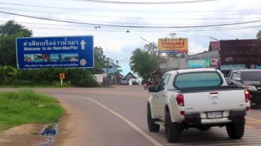 Ao Nang Krabi Tayland 19 numara. Ekim 2018 'de Ao Nam Mao Rıhtımı' na giden yol insanlarla dolu. Güneydoğu Asya 'da Ao Nang Amphoe Mueang Krabi Tayland' da arabalar inşa ediliyor..