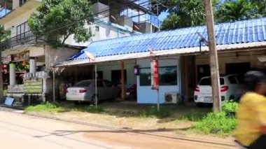 İnsanlarla dolu tipik renkli sokak yolu oteller arabalar arabalar arabalar palmiye ağaçları ve Güneydoğu Asya 'da Ao Nang Amphoe Mueang Krabi Tayland' daki mağazalar.