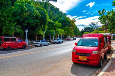 Ao Nang Krabi Tayland 20 numara. Ekim 2018 İnsanlarla dolu tipik renkli sokak yolu oteller arabalar arabalar palmiye ağaçları ve Güneydoğu Asya 'da Ao Nang Amphoe Mueang Krabi Tayland' daki mağazalar.