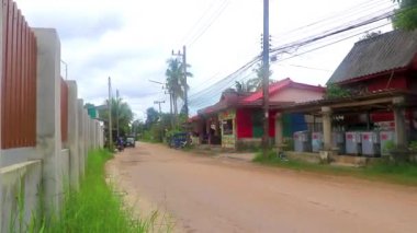 İnsanlarla dolu tipik renkli sokak yolu oteller arabalar arabalar arabalar palmiye ağaçları ve Güneydoğu Asya 'da Ao Nang Amphoe Mueang Krabi Tayland' daki mağazalar.