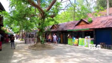 Ao Nang Krabi Tayland 18 numara. Ekim 2018 İnsanlar ile tipik renkli turist caddesi, Güneydoğu Asya 'da Ao Nang Amphoe Mueang Krabi Tayland' da Railay Batı Sahili 'nde palmiye ağaçları ve dükkanlar inşa ediyorlar..
