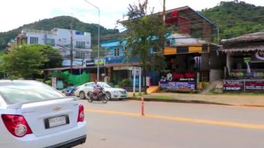 Ao Nang Krabi Tayland 17 numara. Ekim 2018 İnsanlarla dolu tipik renkli cadde oteller arabalar arabalar palmiye ağaçları ve kireçtaşı dağları Güneydoğu Asya 'da Ao Nang Amphoe Mueang Krabi Tayland' da.