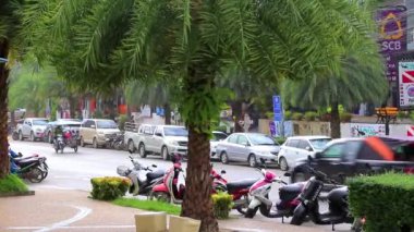 İnsanlarla dolu tipik renkli sokak yolu oteller arabalar arabalar arabalar palmiye ağaçları ve Güneydoğu Asya 'da Ao Nang Amphoe Mueang Krabi Tayland' daki mağazalar.