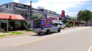 İnsanlarla dolu tipik renkli sokak yolu oteller arabalar arabalar arabalar palmiye ağaçları ve Güneydoğu Asya 'da Ao Nang Amphoe Mueang Krabi Tayland' daki mağazalar.