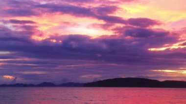Amphoe Mueang Krabi Tayland 'daki Ao Nang Sahili' ndeki plaj panoramasında sarı turuncu pembe pembe ile göz kamaştırıcı ve altın rengi günbatımı..