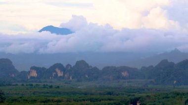 Doğa Dağları Tropik Orman Kireçtaşı Kayalıkları Panorama ve Köy Şehri Ao Nang Amphoe Mueang Krabi Tayland Güneydoğu Asya.