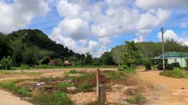 Doğa Dağları Tropik Orman Kireçtaşı Kayalıkları Panorama ve Köy Şehri Ao Nang Amphoe Mueang Krabi Tayland Güneydoğu Asya.