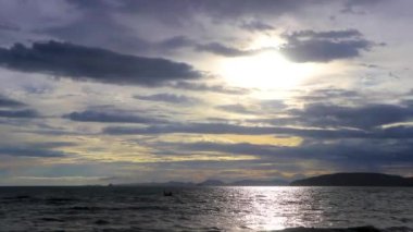 Amphoe Mueang Krabi Tayland 'daki Ao Nang Sahili' ndeki plaj panoramasında sarı turuncu pembe pembe ile göz kamaştırıcı ve altın rengi günbatımı..