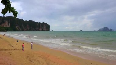 Ao Nang Krabi Tayland 17 numara. Ekim 2018 Turkuaz su plajı ve Krabi Tayland 'daki Ao Nang Sahili' ndeki kireçtaşı kayaları arasında güzel bir tropik cennet manzarası..