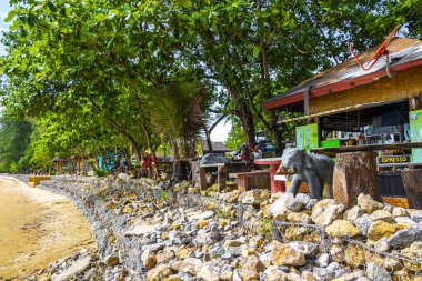 Ao Nang Krabi Tayland 20 numara. Ekim 2018 Tropikal ağaçlarla dolu sahil geçidi ve Ao Nang Yengeç Tayland 'daki NopPharat Thara Sahili kıyısına bakıyor..