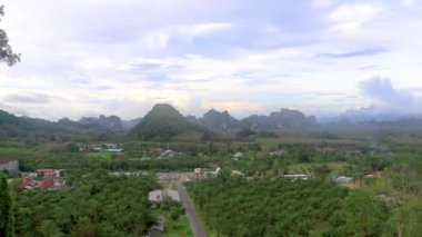 Doğa Dağları Tropik Orman Kireçtaşı Kayalıkları Panorama ve Köy Şehri Ao Nang Amphoe Mueang Krabi Tayland Güneydoğu Asya.