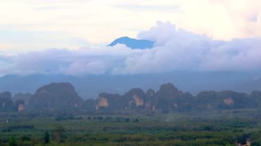 Doğa Dağları Tropik Orman Kireçtaşı Kayalıkları Panorama ve Köy Şehri Ao Nang Amphoe Mueang Krabi Tayland Güneydoğu Asya.