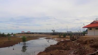 Ao Nam Mao Rıhtımı sahil kıyısı suyu ve Güneydoğu Asya 'daki Ao Nang Amphoe Mueang Krabi Tayland' da uzun kuyruklu tekneleri olan liman..