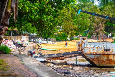 Ao Nang Krabi Tayland 19 numara. Ekim 2018 Güneydoğu Asya 'daki Ao Nang Amphoe Mueang Krabi Tayland' da bulutlu bir havada Ao Nam Mao iskelesindeki eski paslı feribot tekneleri..