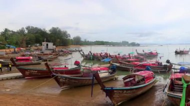 Ao Nang Krabi Tayland 19 numara. Ekim 2018 'de Ao Nam Mao Pier plaj gölünde uzun kuyruklu tekneler, Güneydoğu Asya' da hava bulutluyken Ao Nang Amphoe Mueang Krabi Tayland 'da.