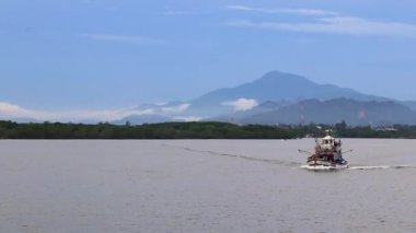 Güneydoğu Asya 'da Ao Nang Amphoe Mueang Krabi Tayland' da tropikal deniz manzarasında yaşlı balıkçı teknesi yüzer..