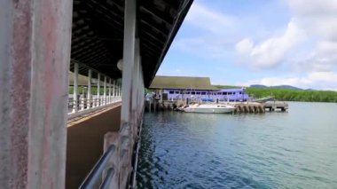 Güneydoğu Asya 'daki Phuket' ten Ao Nang Amphoe Mueang Krabi Tayland 'a giden bir feribot yolculuğu..