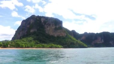 Güneydoğu Asya 'daki Ao Nang Amphoe Mueang Krabi Tayland' da kayalıklardan ve turkuaz sularından yüzerek geçmek.