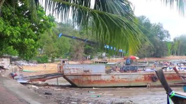Ao Nang Krabi Tayland 19 numara. Ekim 2018 Güneydoğu Asya 'daki Ao Nang Amphoe Mueang Krabi Tayland' da bulutlu bir havada Ao Nam Mao iskelesindeki eski paslı feribot tekneleri..