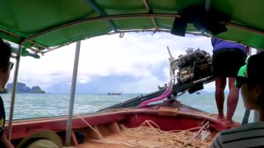 Railay West Beach Krabi Tayland 18. Ekim 2018 Ao Nang Sahili 'nden Railay Batı Sahili' ne tropikal kireçtaşı kayaları ve turkuaz su ile giden Ao Nang Krabi Tayland 'daki uzun kuyruklu tekne..