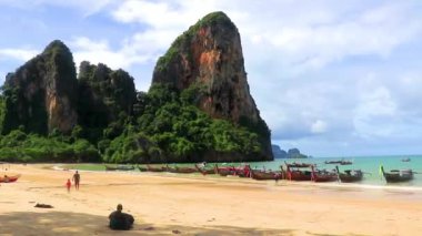 Railay West Beach Krabi Tayland 18. Ekim 2018 'de Ao Nang Krabi Tayland' daki Railay West Beach 'teki kireçtaşı kayaları ve turkuaz su arasındaki ünlü sahil lagünündeki uzun kuyruklu tekneler..