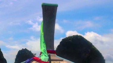 Güneydoğu Asya 'daki Ao Nang Amphoe Mueang Krabi Tayland' daki tropikal kireçtaşı kayaları ve turkuaz su içinde Ao Nang Sahili 'nden Railay Batı Sahili' ne uzun kuyruk teknesiyle gitmek..