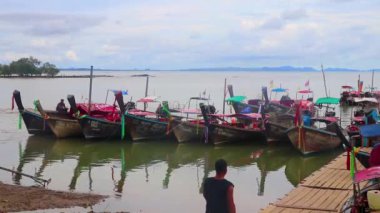 Ao Nang Krabi Tayland 19 numara. Ekim 2018 'de Ao Nam Mao Pier plaj gölünde uzun kuyruklu tekneler, Güneydoğu Asya' da hava bulutluyken Ao Nang Amphoe Mueang Krabi Tayland 'da.