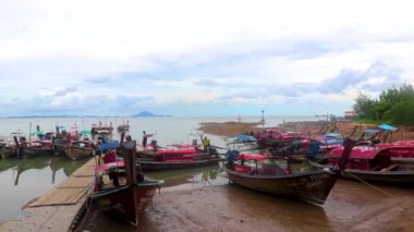 Ao Nang Krabi Tayland 19 numara. Ekim 2018 'de Ao Nam Mao Pier plaj gölünde uzun kuyruklu tekneler, Güneydoğu Asya' da hava bulutluyken Ao Nang Amphoe Mueang Krabi Tayland 'da.