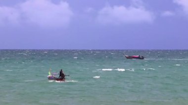 Ao Nang Krabi Tayland 17 numara. Ekim 2018, uzun kuyruklu tekneler güzel tropik cennet manzarası turkuaz su ve Yengeç Tayland 'daki Ao Nang Sahili' nde dalgalar..