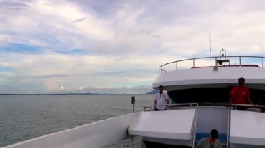 Güneydoğu Asya 'daki Phuket' ten Ao Nang Amphoe Mueang Krabi Tayland 'a giden bir feribot yolculuğu..
