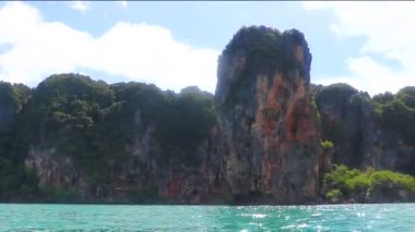Güneydoğu Asya 'daki Ao Nang Amphoe Mueang Krabi Tayland' da kayalıklardan ve turkuaz sularından yüzerek geçmek.