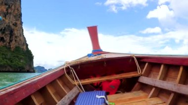 Güneydoğu Asya 'daki Ao Nang Amphoe Mueang Krabi Tayland' daki tropikal kireçtaşı kayaları ve turkuaz su içinde Ao Nang Sahili 'nden Railay Batı Sahili' ne uzun kuyruk teknesiyle gitmek..