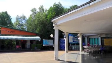 Ao Nang Krabi Tayland 21. Ekim 2018 Sai Thai Klong Jilad Feribot İskelesi ve Ao Nang Phi Adası İskelesi Güneydoğu Asya 'da Sai Thai Amphoe Mueang Krabi Tayland' a giriş ve binası.