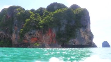 Güneydoğu Asya 'daki Ao Nang Amphoe Mueang Krabi Tayland' da kayalıklardan ve turkuaz sularından yüzerek geçmek.