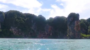 Güneydoğu Asya 'daki Ao Nang Amphoe Mueang Krabi Tayland' da kayalıklardan ve turkuaz sularından yüzerek geçmek.