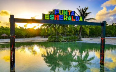 Playa del Carmen Quintana Roo Meksika 02. Temmuz 2024. Gün doğumu Punta Esmeralda plajında nehir ve renkli harflerle küçük güzel bir Cenote mağarasında..