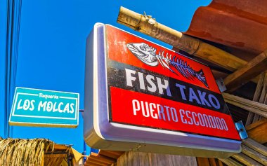 Zicatela Puerto Escondido Oaxaca Meksika 'daki bir kafeye giriş ve bilgi panosuna imza atın..