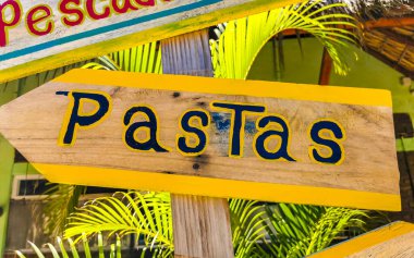 Zicatela Puerto Escondido Oaxaca Meksika 'daki kafe bar veya restorana renkli yön işaretleri.